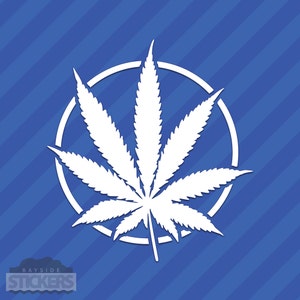Puede incluir: Diseño de hoja de marihuana blanca dentro de un círculo blanco sobre un fondo azul con rayas blancas diagonales.