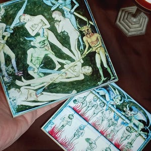 Può includere: Due piastrelle quadrate con illustrazioni medievali di demoni e figure in una scena infernale. Le piastrelle sono tenute in mano, con candele accese sullo sfondo. L'opera d'arte presenta una tavolozza di colori verde scuro e rosso.