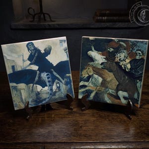 Può includere: Due piastrelle quadrate in ceramica esposte su piccoli supporti. La piastrella a sinistra mostra una figura scura che cavalca una creatura in una città. Quella a destra raffigura un gruppo di cavalieri, incluso uno scheletro, in toni spenti.