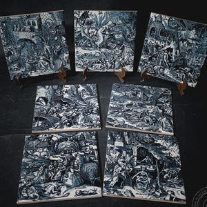 Può includere: Un insieme di sei piastrelle quadrate in ceramica con intricate illustrazioni blu e bianche, ognuna raffigurante scene dettagliate. Le piastrelle sono esposte su piccoli supporti in legno su uno sfondo scuro.