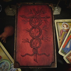Pyrography houten kist - Rerum Sapientia Custos - TAROT-serie