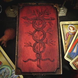 Coffret pyrogravure en bois - Rerum Sapientia Custos - Série TAROT