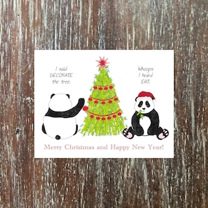 Grappige panda beer wenskaart met bamboe kerstboom versierd met Chinees Nieuwjaar lantaarn