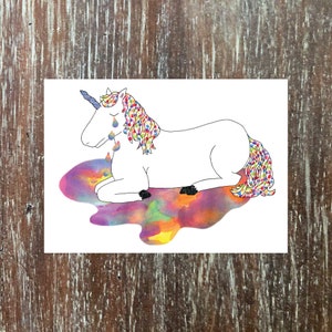 tarjeta de condolencia con confeti unicornio derramando lágrimas de arco iris, está bien llorar, tarjeta de felicitación caprichosa