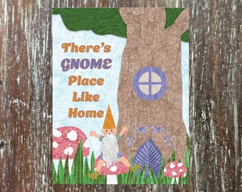 Divertida tarjeta de felicitación de inauguración de la casa de gnomos, 'There's Gnome Place Like Home' con una juguetona casa en el árbol de gnomos y un suelo de bosque de hongos