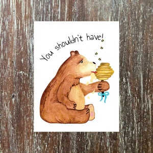 Dankeskarte mit süßem Bären, der sich über ein Honig-gefülltes Geschenk freut.