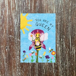 Tarjeta del Día de la Madre de la abeja reina, flores coloridas y adorables abejorros, ¡perfectos para el día especial de mamá!