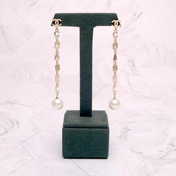 CHANEL Gold earrings | Chanel letters logo pearl e