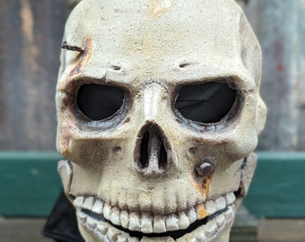 Nailed skull mask 1/2