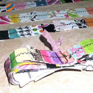 36 pollici di strisce di carta strappata cucite ornate con graffetta in oro rosa con colore casuale di seta sari, frammenti, rotolo di carta