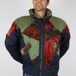 Puede incluir: Una chaqueta de patchwork negra, verde y roja con cierre de cremallera. La chaqueta tiene un diseño acolchado y un ribete de terciopelo.