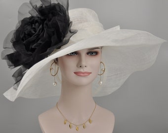 Sinamay Kentucky Derby Hut, Weiße Floppy Krempe, Schwarze Seidenblume