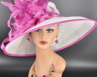 美品⭐︎フラワー装飾付きピンクハット L17 フクシアピンク – 羽根飾り付きミディアムブリムシナメイハット