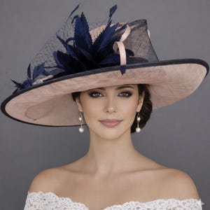 Cappello da Kentucky Derby con piume rosa antico, cappello Sinamay a tesa larga, cappello Ascot Royal, cappello da festa in giardino, cappello da chiesa, cappello da invitati a nozze immagine 1