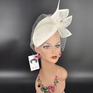 Elegant Sinamay Fascinator Hat with Netting and Sculpted Bow – Derby Party Hat, Wedding Hat, Tea Party Hat Off White
