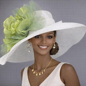 Sombrero Kentucky Derby de ala ancha, sombrero Ascot para bodas y fiestas de té, sombrero para fiestas en el jardín, sombrero para madre de la novia, iglesia blanco con verde