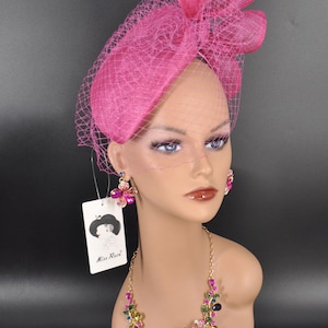 Eleganter Sinamay Fascinator Hut mit Netzgewebe und gemeißelter Schleife – Derby Partyhut, Hochzeitshut, Tea-Party Hut Fuchsia Pink