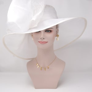 Vit Kentucky Derby-hatt med bred brätte, Ascot-hatt för bröllop och tebjudningar, trädgårdsfesthatt, brudens mor, kyrka