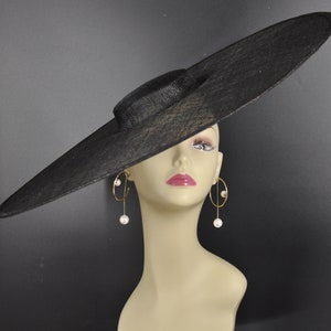 Sombrero fascinador de Sinamay de ala súper ancha para bricolaje Kentucky Derby Hat Millinery Supply Forma redonda 23.03 Diámetro, sujetado por elástico
