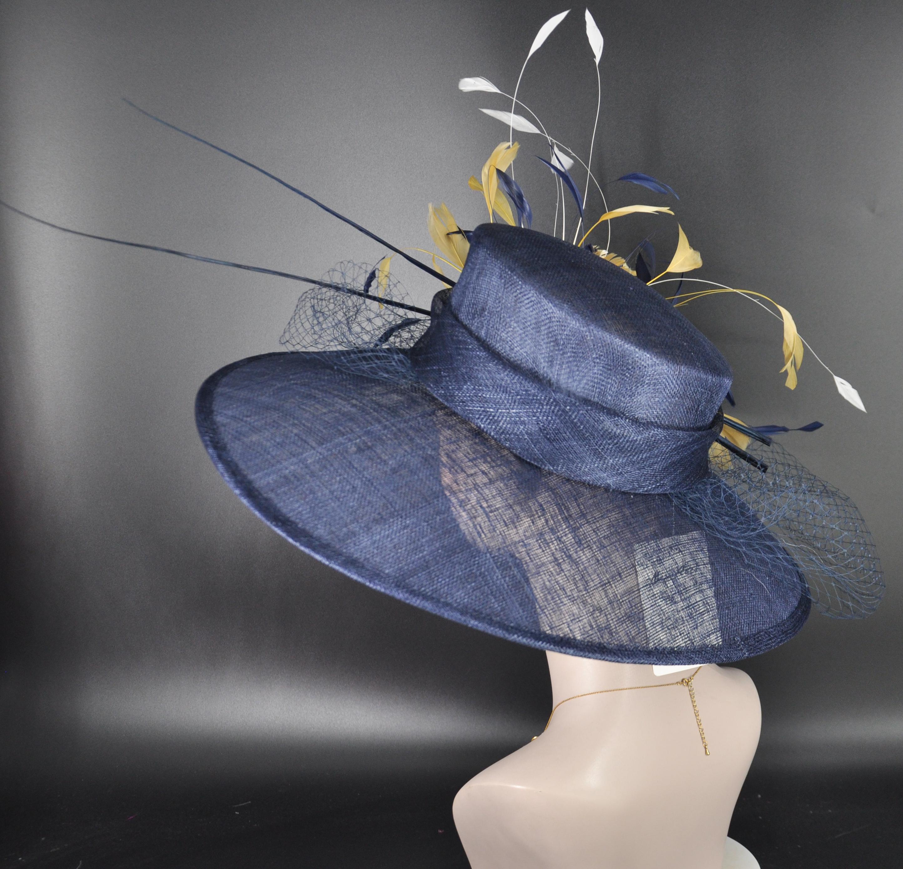 Cappello bianco a tesa larga per Kentucky Derby, cappello Cappello bianco a tesa larga per Kentucky Derby, cappello
