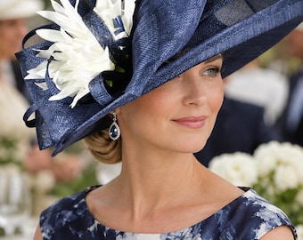 ケンタッキーダービー、アスコット競馬、結婚式参列者用、花嫁の母用帽子に最適な、つば広シナマイハット（ネイビーブルー、白花柄）