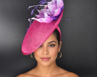 ホットピンクとパープルの羽根の花のファシネーター。ケンタッキーダービーパーティー、オークスデーパーティー、アスコットロイヤルパーティー、結婚式、ティーガーデンパーティー、教会などに最適です。