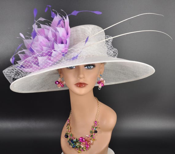 Cappello Derby con fiori di piume bianche, Organza Sinamay a tesa larga, cappello da sposa per il tè - Italia