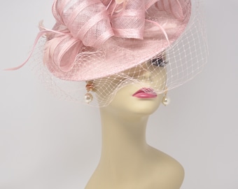 Fascinator aus Sinamay mit Federn und Netting Blush Pink / Altrosa reizend für Kentucky Derby Hut Kirche Kleid Cocktail