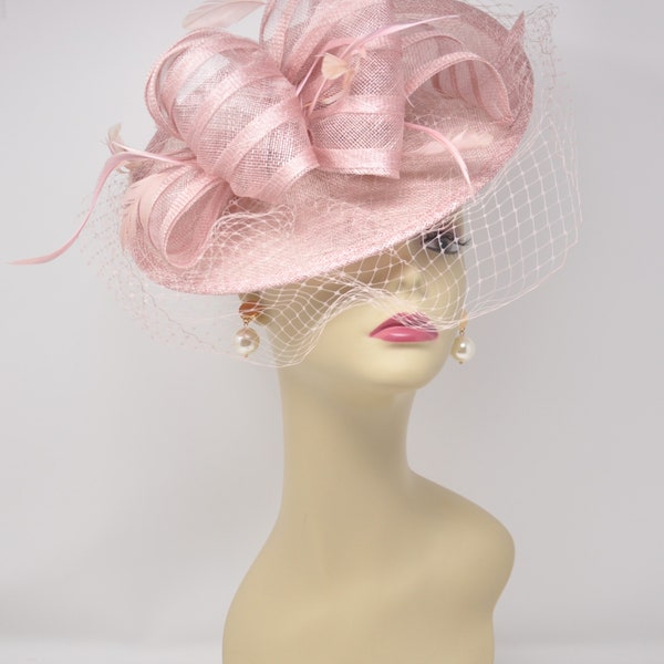 Bibis Sinamay disque avec plumes et résille rose blush/rose poussiéreux beau sophistiqué pour Kentucky chapeau derby église robe cocktail