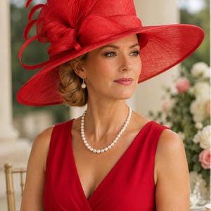 Sombrero rojo de tres capas de ala ancha de sinamay, sombrero para el Derby de Kentucky, sombrero para bodas, iglesias, fiestas de té, fiestas en el jardín, sombrero para fiestas reales de escolta