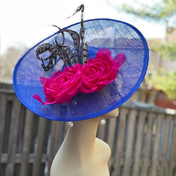 Royal blauer Sinamay Fascinator mit handgefertigten Seidenblumen und Federn