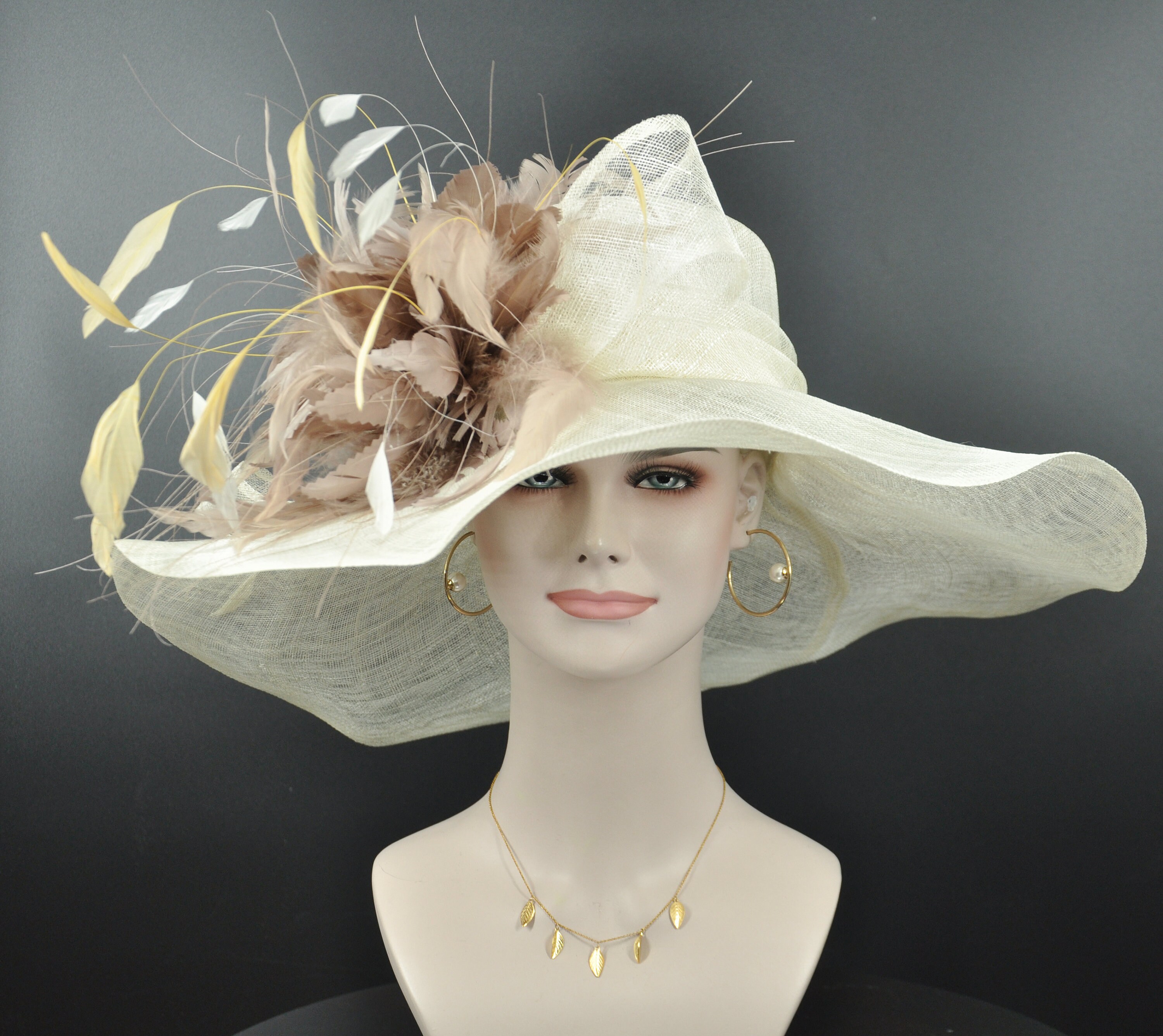M23156 (Bianco) Cappello Sinamay con tesa piatta di medie dimensioni per cappello Kentucky Derby, cappello da chiesa, cappello da matrimonio, cappello pasquale, cappello Ascot - Italia