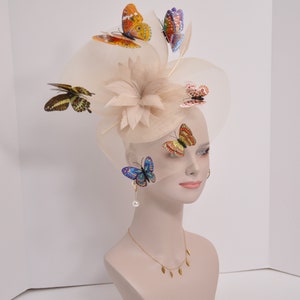 Kentucky Derby Hut Hochzeit Feder mit Schmetterlingen Blumen Organza mit Sinamay Stirnband Fascinator Hut Cocktail Champagner