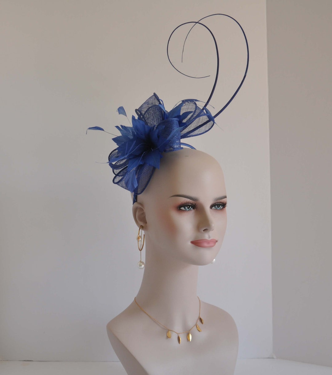 Fascinator da donna in rete con piume e veletta, accessorio per capelli