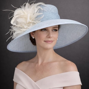 Sombrero Kentucky Derby de ala ancha con plumas y flores de color azul marfil, ideal para bodas, fiestas de té, fiestas en el jardín, madres de la novia y iglesias.
