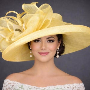 Sinamay-hoed met brede rand voor Kentucky Derby, Ascot Racing-hoed, elegante bruiloftsgasthoed, moeder van de bruid-hoed geel