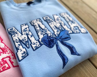 ママ フローラル ボウ スパンコール シェニール パッチ ブルー クルーネック スウェットシャツ プルオーバー Tシャツ