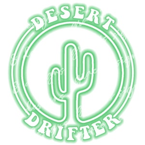 Può includere: Un cartello al neon verde con una grafica di cactus e il testo "DESERT DRIFTER" in un cerchio bianco.