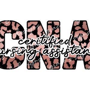 Może przedstawiać: CNA, certyfikowany asystent pielęgniarki, w czarnych literach z różowym nadrukiem lamparta.