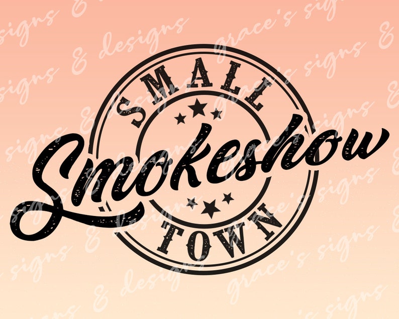 Puede incluir: Dise&ntilde;o gr&aacute;fico en blanco y negro con un aspecto vintage desgastado. El dise&ntilde;o presenta un sello circular con el texto "Small Town Smokeshow" y cinco estrellas.