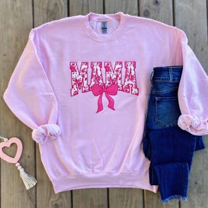 Sweat-shirt rose à col rond Mama avec patch en chenille à sequins et nœud floral Saint-Valentin février
