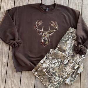 Deer Buck Angeln im Freien Jagd Sequin Chenille Patch Braun dunkle Schokolade Rundhals Sweatshirt Pullover Tee