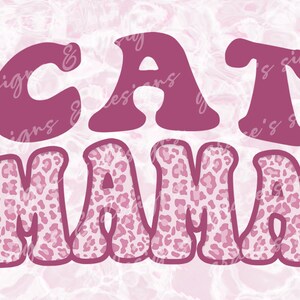 Może przedstawiać: Różowo-biała grafika z napisem "CAT MAMA". Słowo "CAT" jest w jednolitym ciemnoróżowym kolorze, a "MAMA" ma różowy wzór w cętki. Tło to jasnoróżowy marmurkowy wzór.