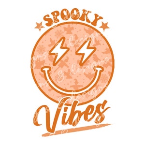 Puede incluir: Diseño gráfico naranja y blanco con una cara sonriente y rayos para los ojos. El texto "Spooky Vibes" está escrito en una fuente retro.