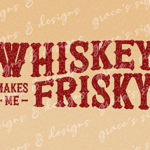 Può includere: Testo rosso su sfondo beige che dice "Whiskey Makes Me Frisky".