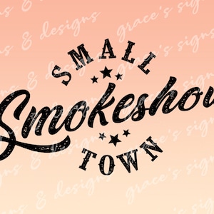 Puede incluir: Dise&ntilde;o gr&aacute;fico en blanco y negro con el texto "Small Town Smokeshow" en una fuente de estilo vintage. El texto est&aacute; rodeado de cinco estrellas.