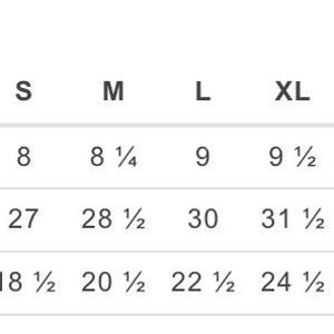 以下が含まれることがあります： 白の表は、Sから4XLまでのサイズの服の測定値をインチで表示しています。袖丈、全身丈、身幅を詳しく示しています。袖丈は20.3 cmから24.8 cmまでです。全身丈は68.6 cmから83.8 cmまでです。身幅は47 cmから71.1 cmまでです。