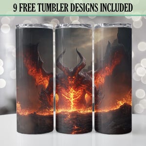 Pode incluir: Três copos de aço inoxidável com um gráfico de um demônio de fogo com asas e chifres. O demônio está cercado por chamas e lava.