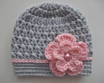 Sombrero de niña de ganchillo gris con acento de flor rosa - Tamaños disponibles para recién nacidos a 10 años - Gorro infantil hecho a mano - Sombrero de niña recién nacida