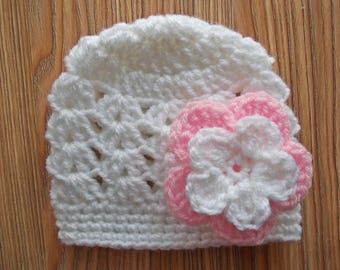 Gehäkelte Baby-Mütze - weiß mit zarten weißen und rosa Blumen - gehäkelte Baby-Mütze mit rosa und weißer Blume